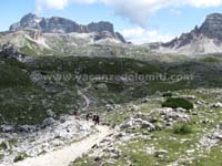 Il sentiero verso il Rifugio Locatelli, sullo
                  sfondo i Tre Scarperi